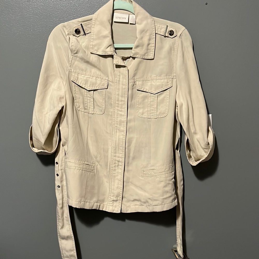 Chico’s cream lightweight zip up jacket w belt. Size 0